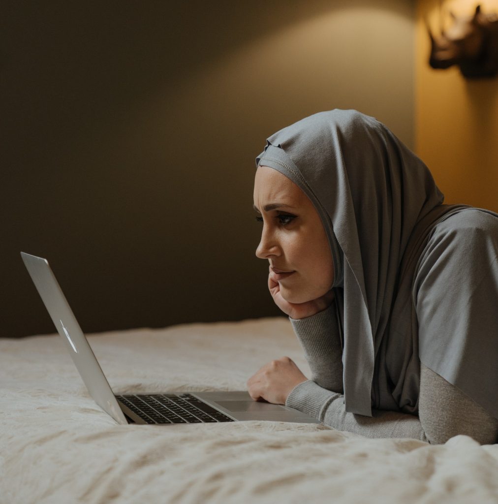 Musulmonė skaito internetinius komentarus. Cottonbro nuotr. / Pexels.com