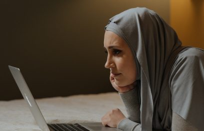 Musulmonė skaito internetinius komentarus. Cottonbro nuotr. / Pexels.com