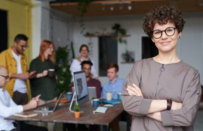 Vadovė ir jos komanda. Fauxels nuotr. / Pexels.com