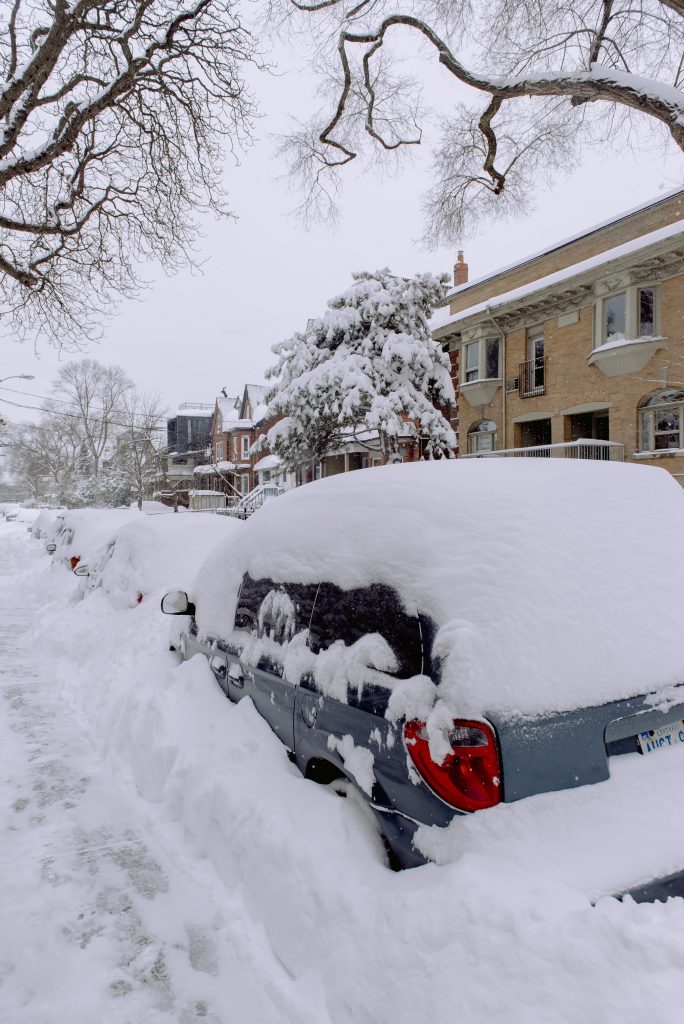 Gatvėje sniegu užversti automobiliai | Harrison Haines