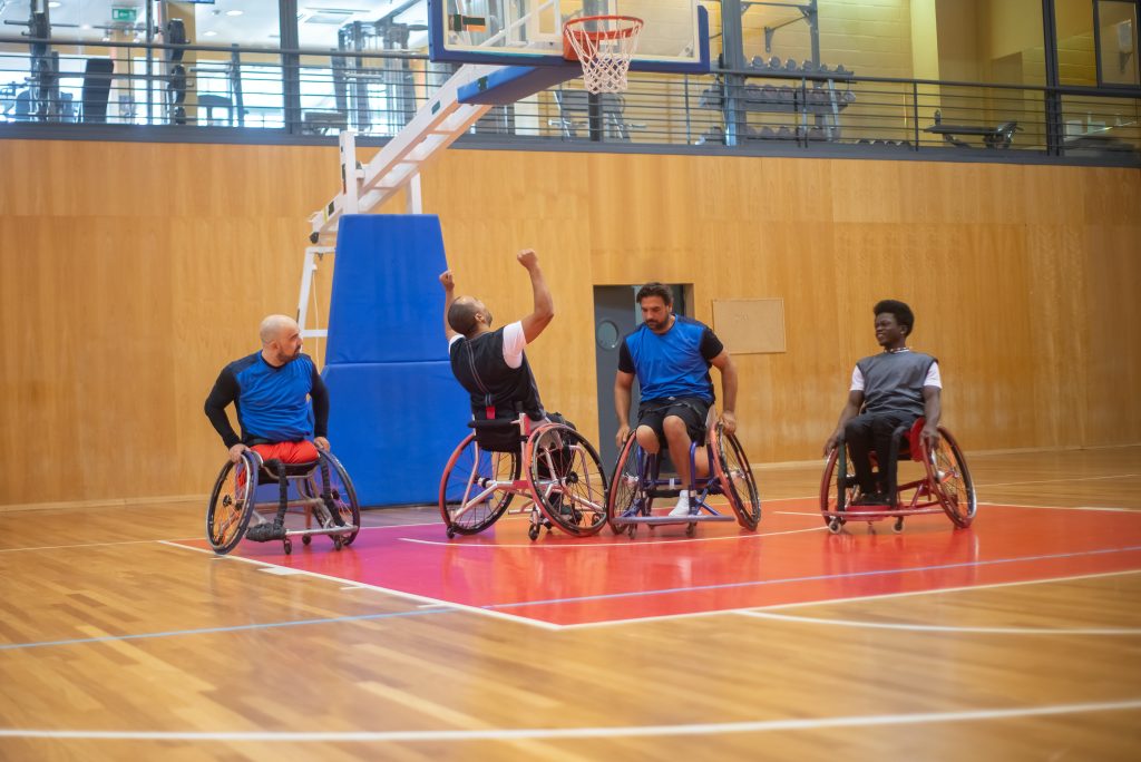 Sportininkai krepšinio aikštelėje. Kampus Production nuotr.