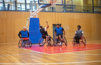 Sportininkai krepšinio aikštelėje. Kampus Production nuotr.
