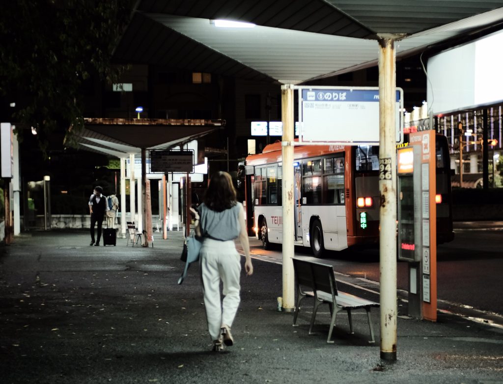 Moteris autobusų stotyje. Pexels nuotr.