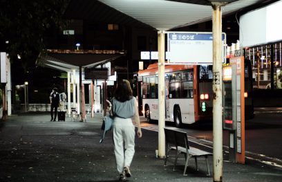 Moteris autobusų stotyje. Pexels nuotr.