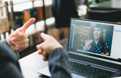Žmonės bendrauja gestų kalba naudodamiesi kompiuteriu. SHVETS production nuotr. / Pexels.com