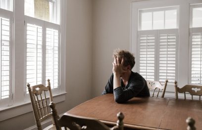 Prie stalo sėdintis vyras. Andrew Neel nuotr. / Pexels