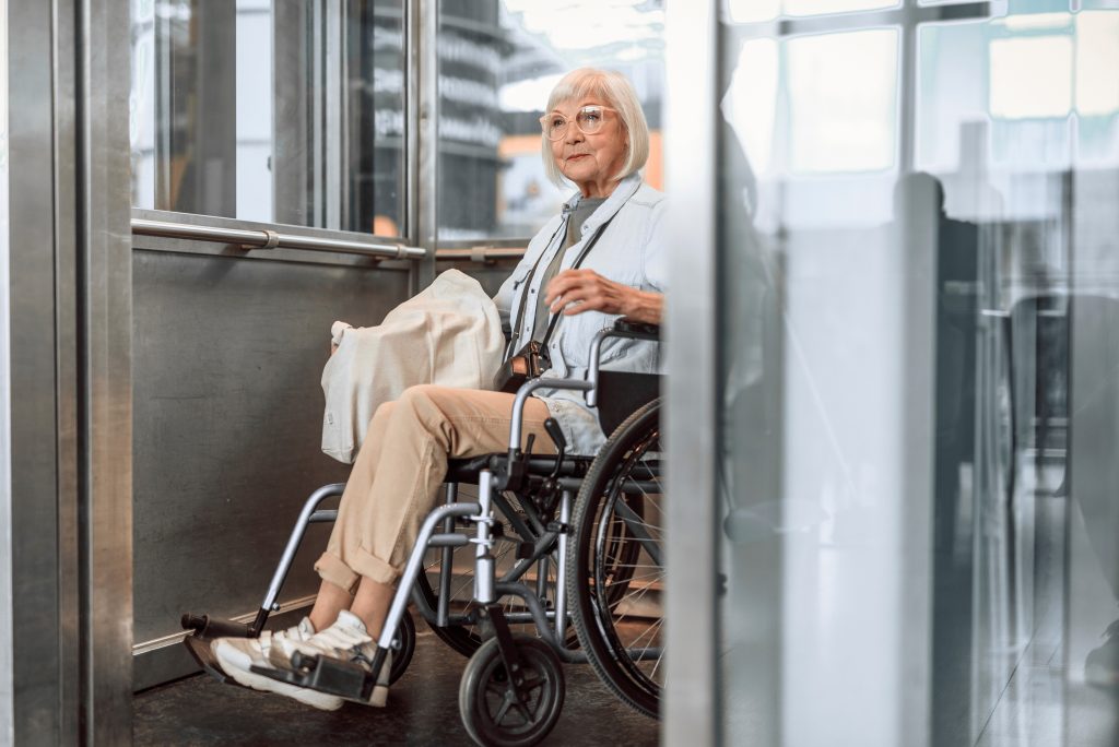 Vežimėlyje sėdinti moteris lifte. Yakobchuk Olena nuotr. / Istockphoto.com