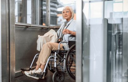 Vežimėlyje sėdinti moteris lifte. Yakobchuk Olena nuotr. / Istockphoto.com