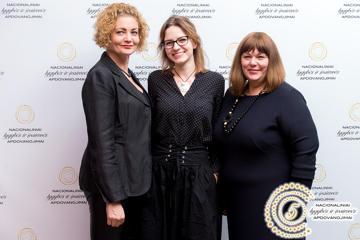 Virginija Aleksejūnė de&scaron;inėje. Apdovanojimų 2017 akimirka. A. Didžgalvio nuotr