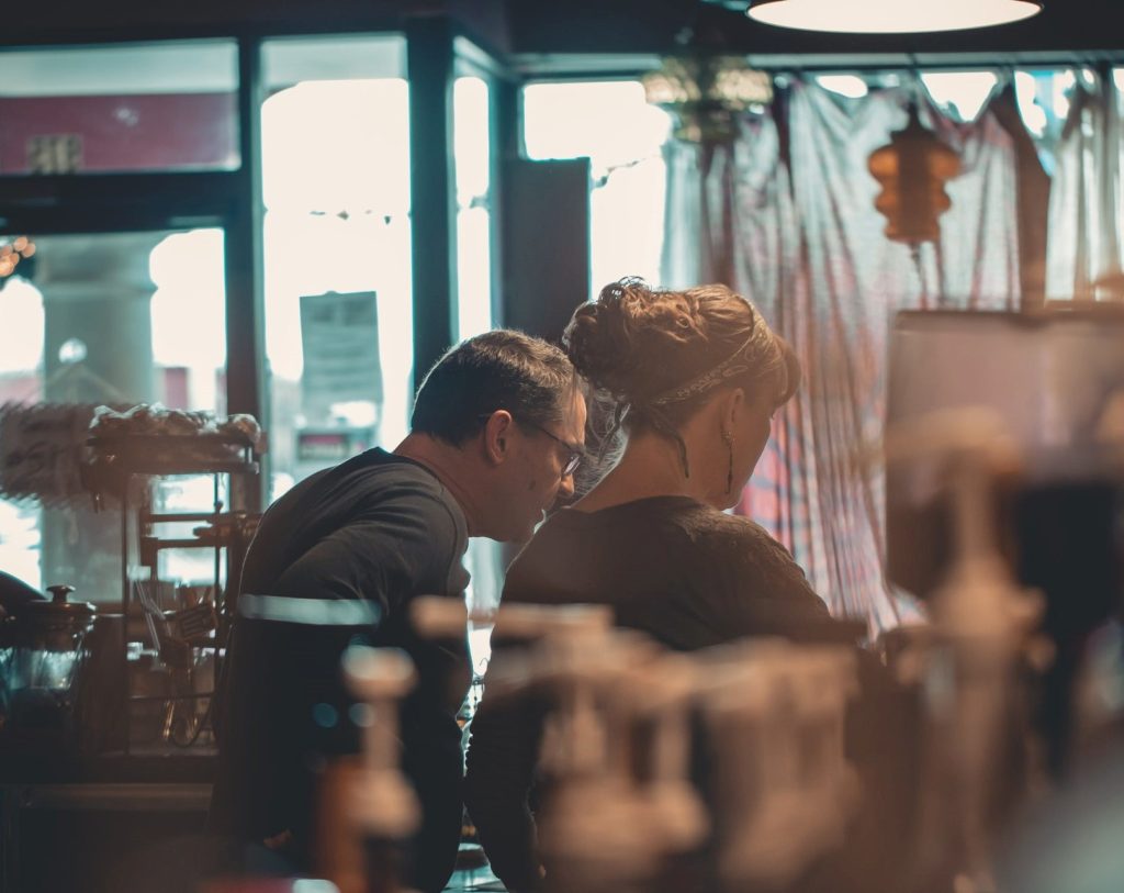 Vyras ir moteris gamina kavą. Craig Adderley nuotr./Pexels.com