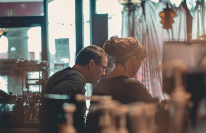 Vyras ir moteris gamina kavą. Craig Adderley nuotr./Pexels.com