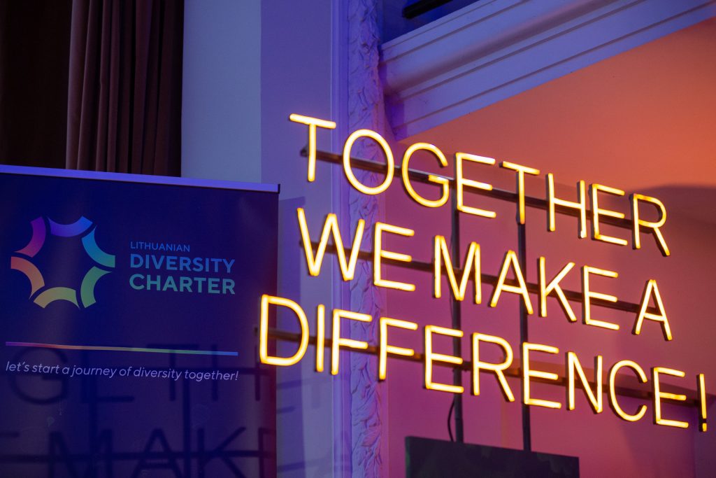 „Swedbank“ Lietuvoje užrašas „Together we make a difference" // A. Didžgalvio nuotr.