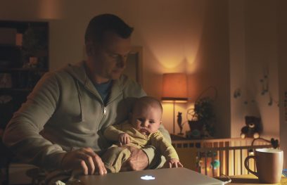 Dirbantis tėtis su vaiku