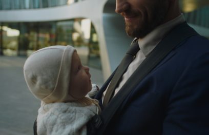 Tėtis su vaiku / Socialinės reklamos „Būti tėčiu – didžiausia dovana“ kadras.