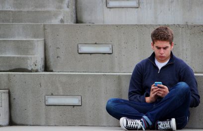Vaikinas rašo SMS žinutę. Pixabay.com nuotr.