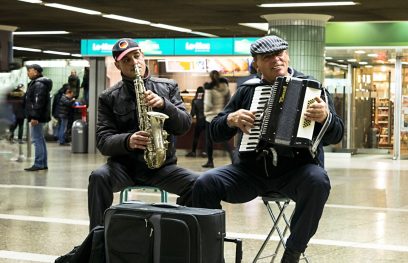 Muzikuojantys romai su lagaminu. Shurda nuotr./Pixabay.com