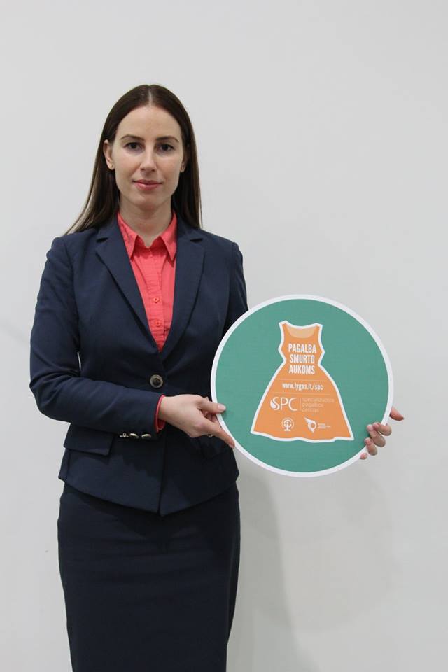 Agneta Lobačevskytė rankose laiko kampanijos reklama.