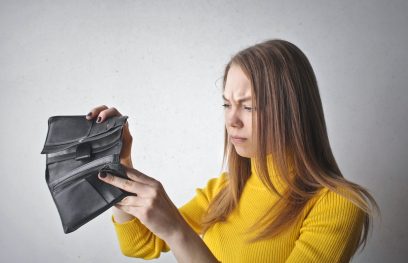 Moteris žiūri į piniginę / Pexels nuotr.
