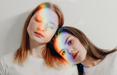Susiglaudusios moterys / Pexels nutor.