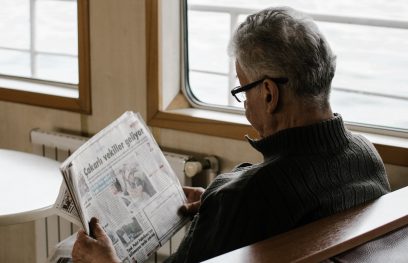 Vyresnio amžiaus vyras skaito laikraštį. Pexels nuotrauka.