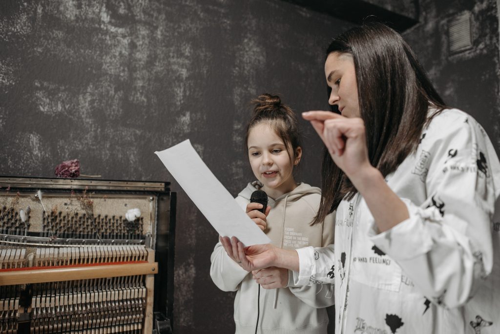 Muzikos pamoka: mokytoja ir mokinė