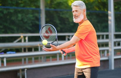 Vyresnio amžiaus vyras žaidžia tenisą. Pexels nuotrauka