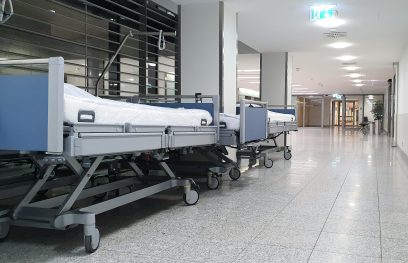 Ligoninės koridorius, ligonių lovos
