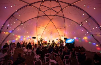 festivalio Būtent palapinė - žiūrovai stebi diskusiją